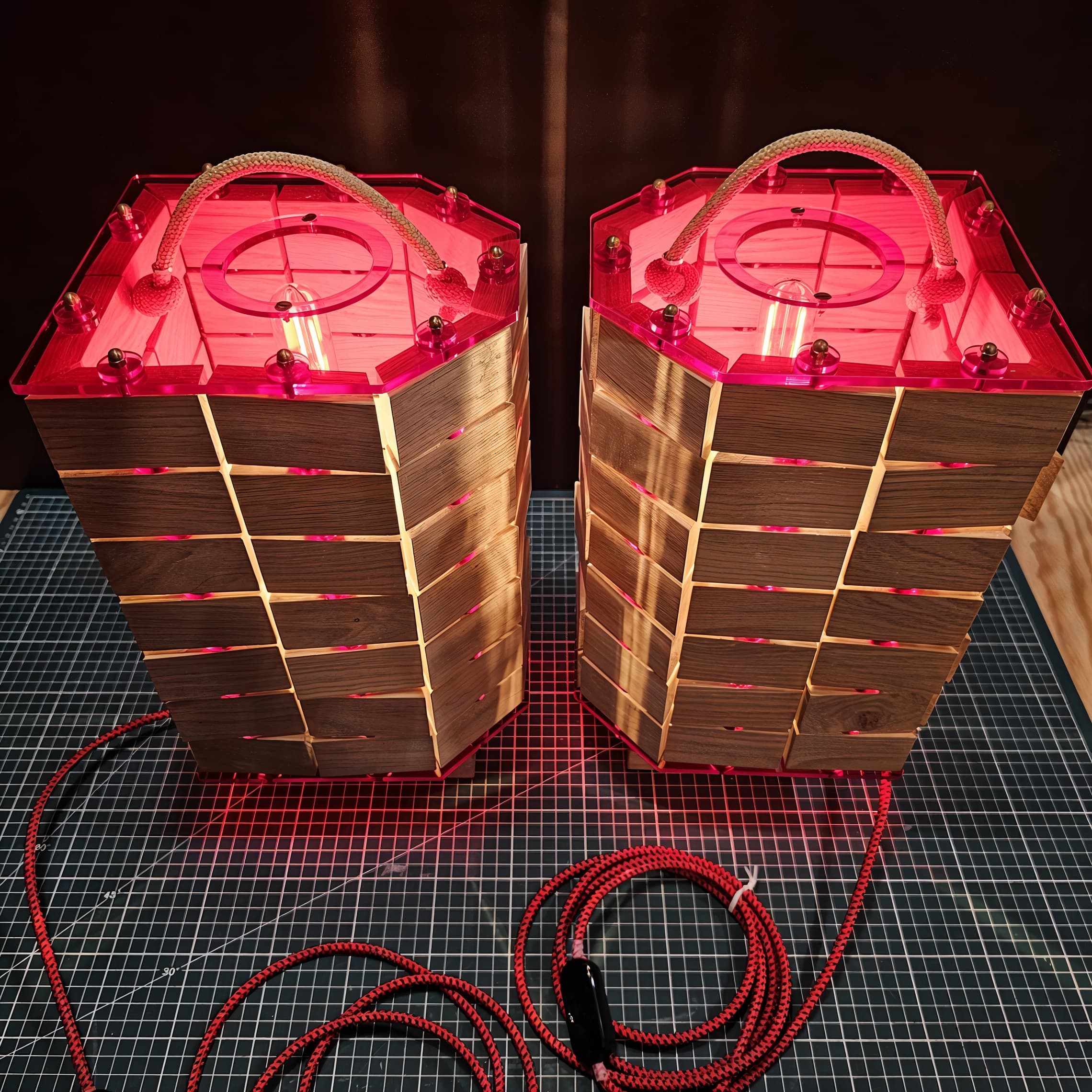 Paire de luminaires design Art Déco — bois, plexi et textile