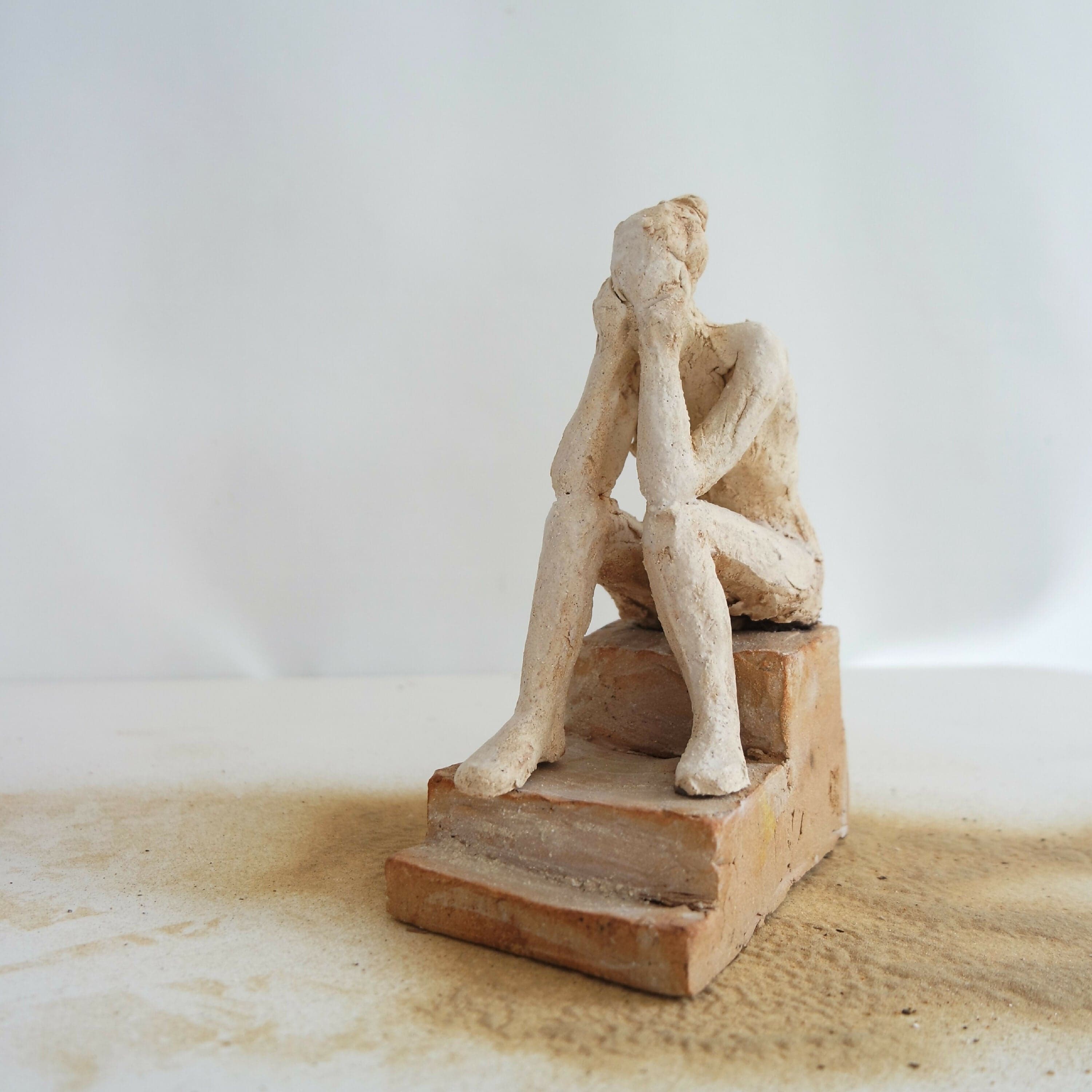 Pause sur les marches (Grès)