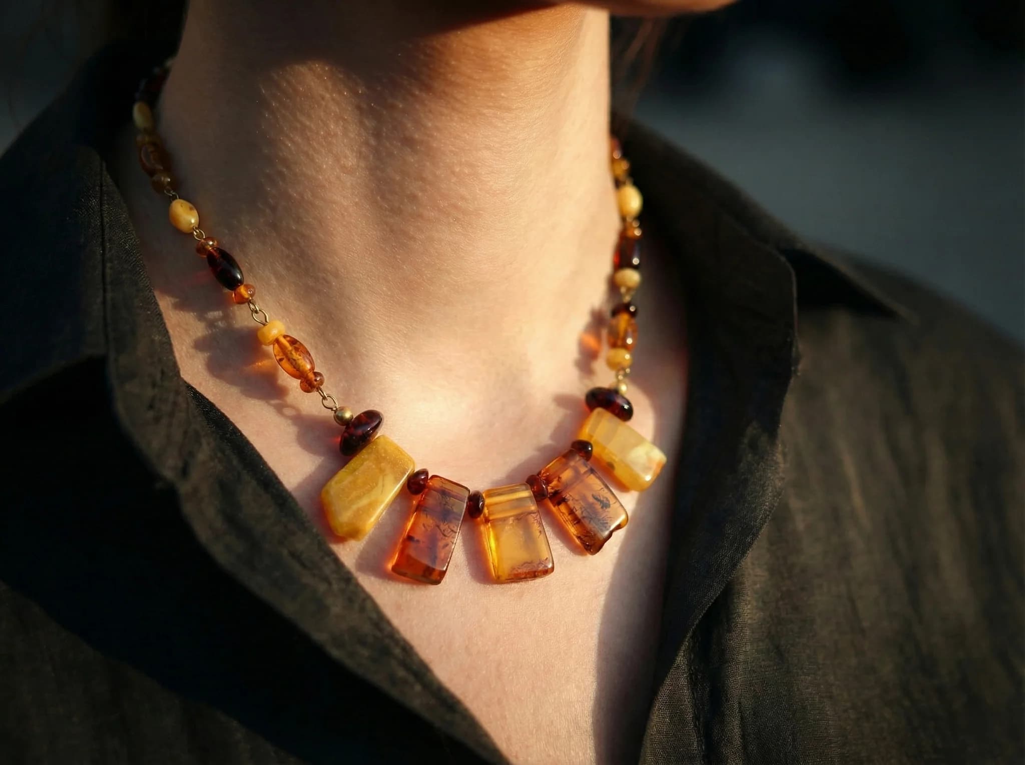 Collier plastron en ambre de la Baltique